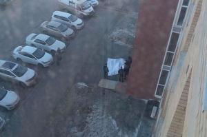 В Иркутске женщина выпала с шестого этажа жилого дома