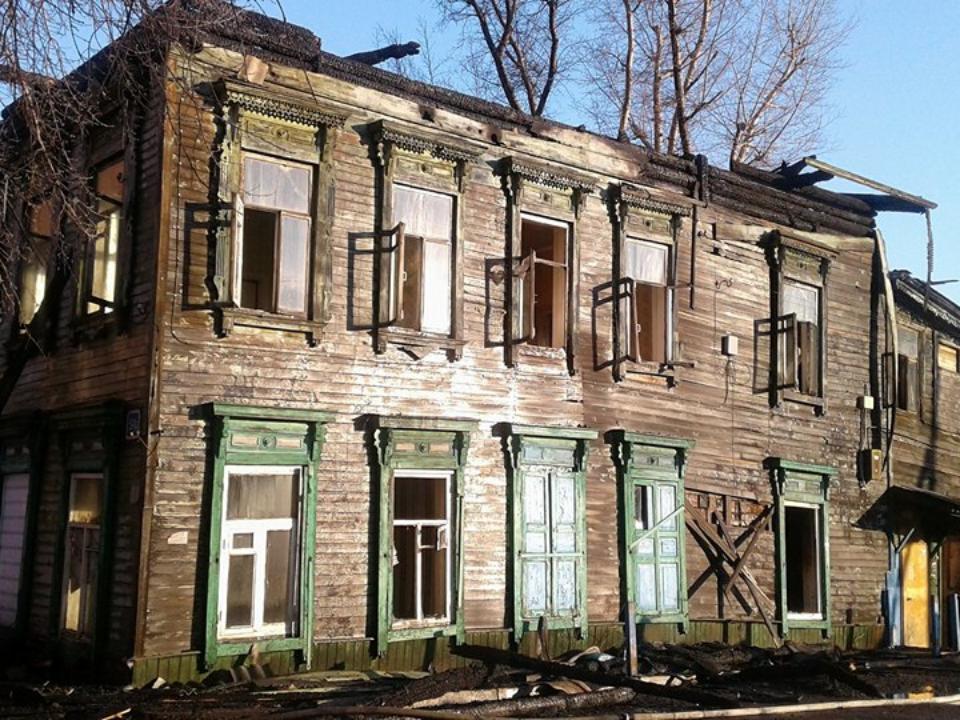 В МЧС назвали возможные причины пожара в старинном доме на Карла Либкнехта