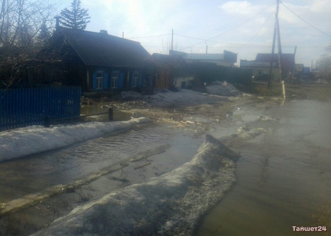 Фотофакт. Частные дома утопают по улице Свердлова в Тайшете