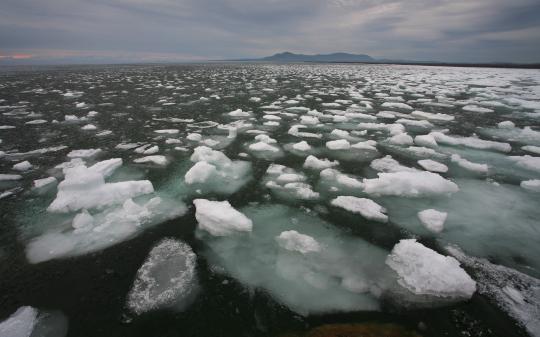 На реках Иркутской области и Байкале начал таять лёд