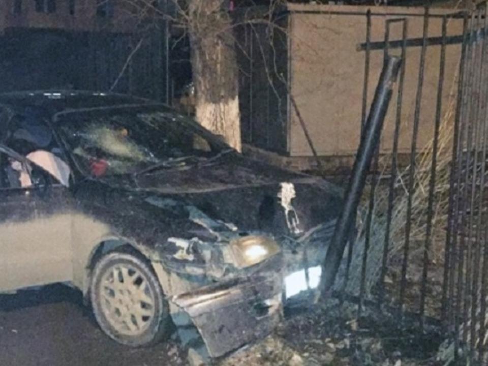 В Иркутске автоледи на "Тойоте" врезалась в забор