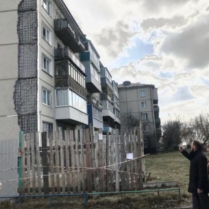 В Ангарске обвалилась часть стены жилого дома