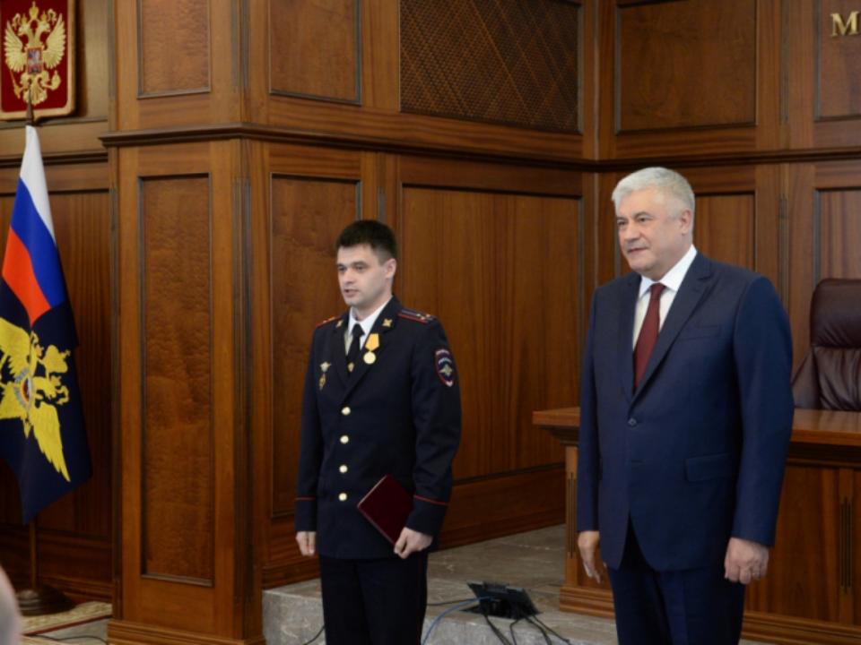 Полицейскому, спасшему людей после взрыва в Усть-Куте, вручил медаль глава МВД России