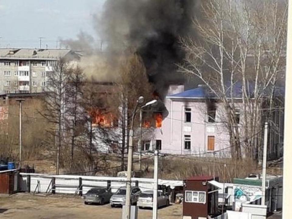 Бывшее здание Ленинского районного суда горит в Иркутске