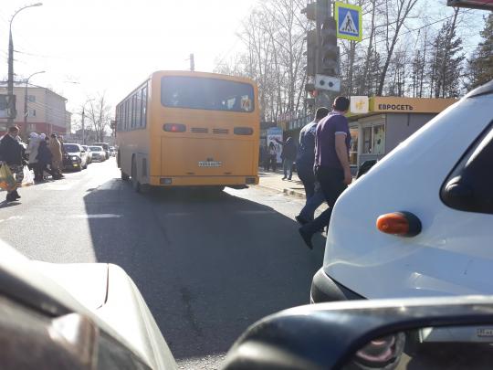 В Иркутске 74-ый автобус проехал на красный и сбил людей на зебре. Видео