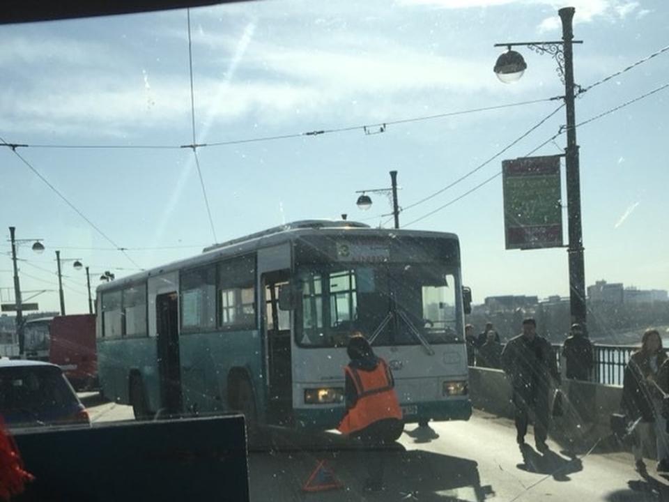 Рейсовый автобус сбил мопед и перекрыл движение по Глазковскому мосту в Иркутске