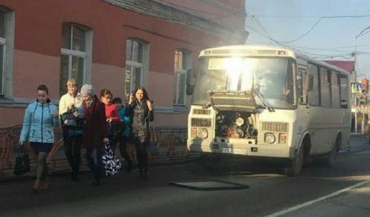 Автобус №30 задымился на улице Степана Разина в Иркутске
