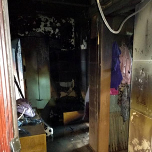 В Иркутске пожарные вскрыли горящую квартиру в газифицированном доме