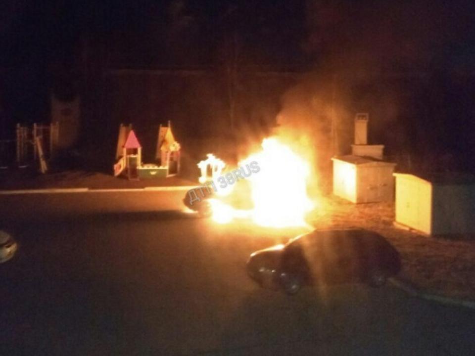 Автомобиль Infiniti сгорел ночью в микрорайоне Берёзовый Иркутска