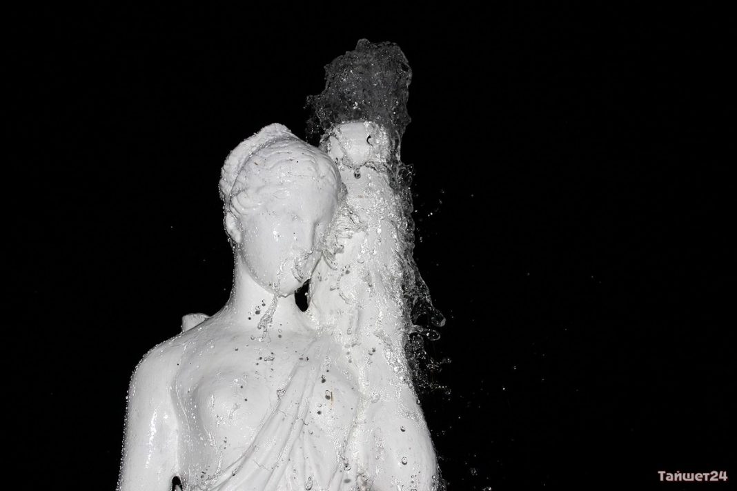 Скульптура греческой дамы в Тайшете стала белой