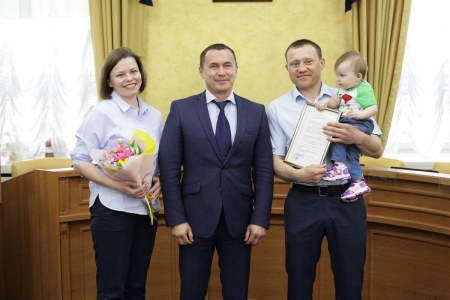 Дмитрий Бердников вручил свидетельства на получение социальной выплаты на приобретение жилья 19 многодетным семьям