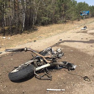 Мотоциклист погиб после столкновения с двумя большегрузами под Иркутском