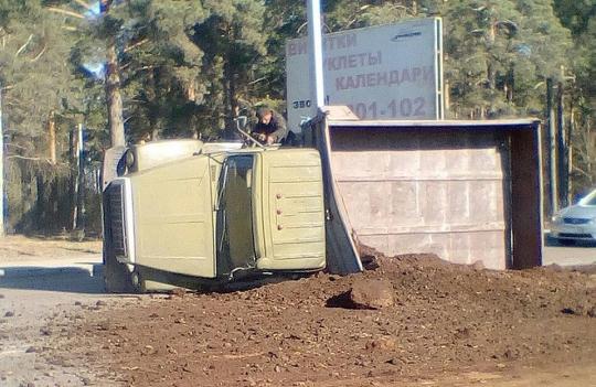 В Иркутске самосвал с землей "завалился на бок"  и перекрыл проезжую часть
