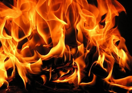 Крупный пожар на территории лесоперерабатывающего предприятия в Иркутске