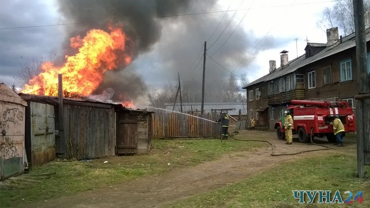 В Чуне по улице Свердлова горели сараи и гараж