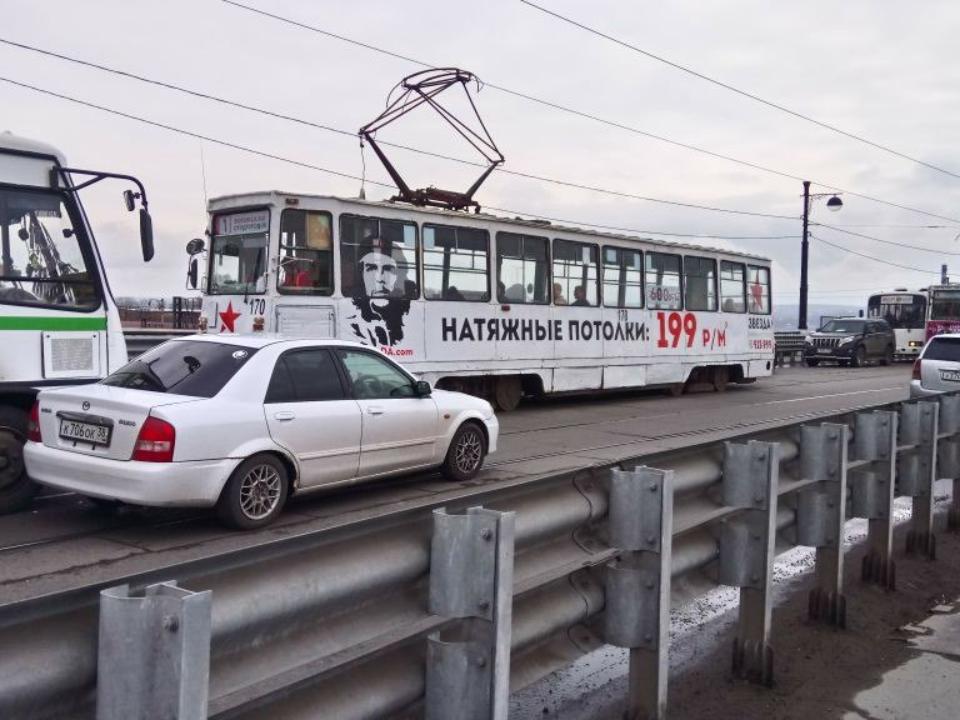 В Иркутске утром 3 мая авария на Глазковском мосту привела к транспортному коллапсу