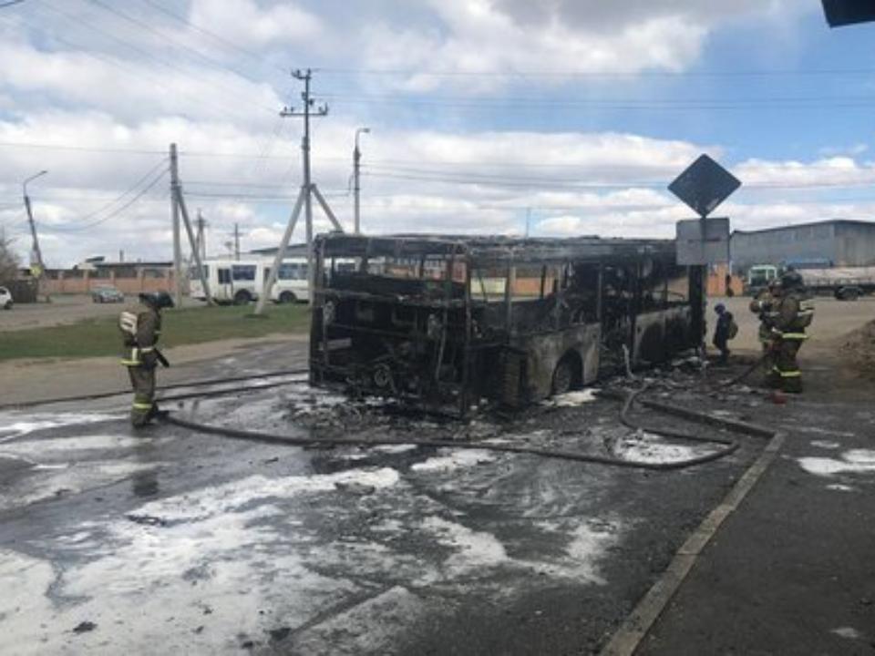 Новый маршрутный автобус полностью сгорел на остановке в Иркутске-II (ВИДЕО)