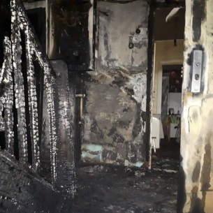 Двенадцать человек спасли пожарные из горящего дома в Бодайбо
