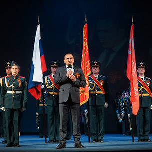 Дмитрий Бердников наградил лучшие войсковые части переходящим вымпелом мэра Иркутска