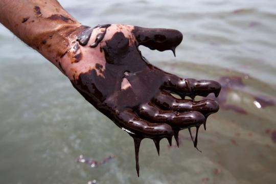В Усольском районе произошла утечка нефти в Ангару