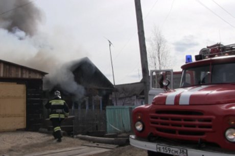 Из горящего дома в Тулуне соседи спасли двоих детей