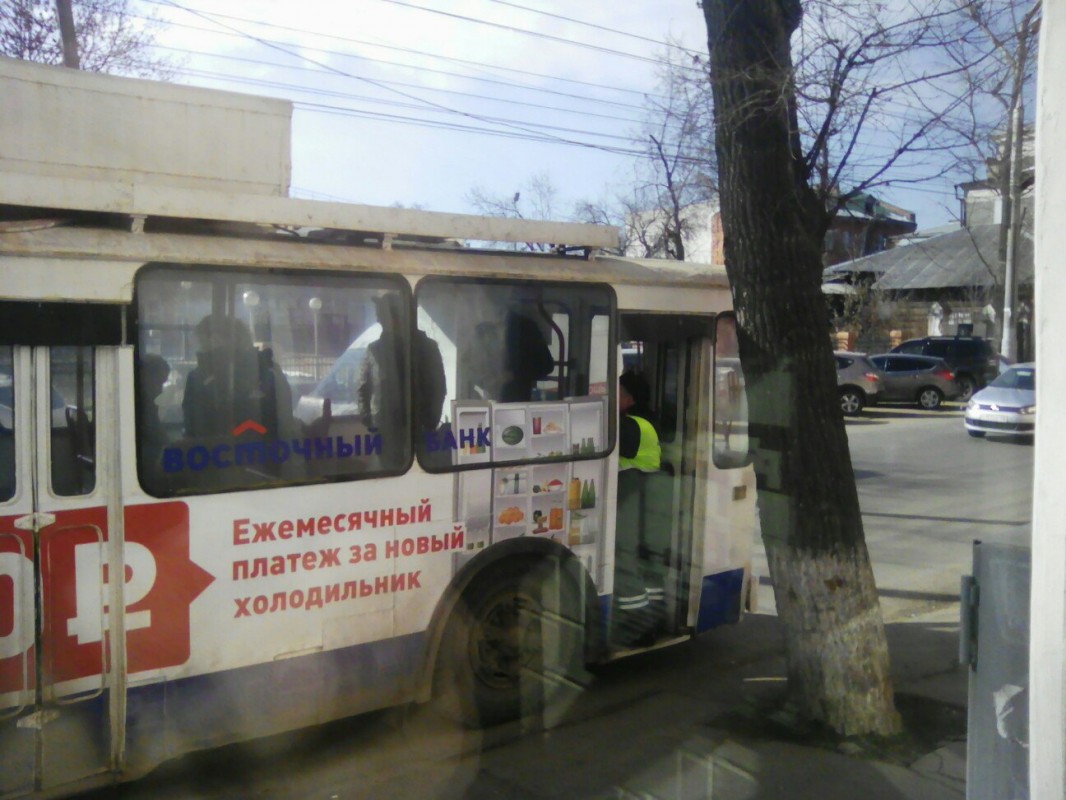 Девушка попала под колеса троллейбуса в Иркутске
