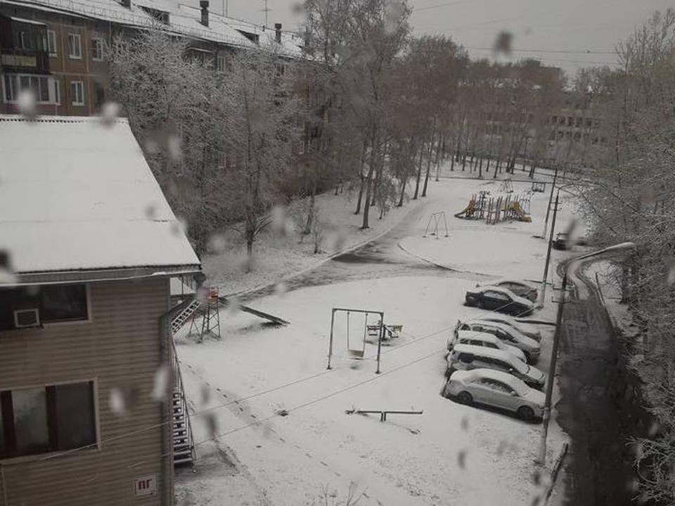 Снег выпал в Иркутске и Братске в воскресенье
