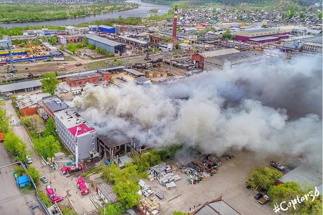 В Иркутске пожар на складе с продуктами тушили больше четырех часов