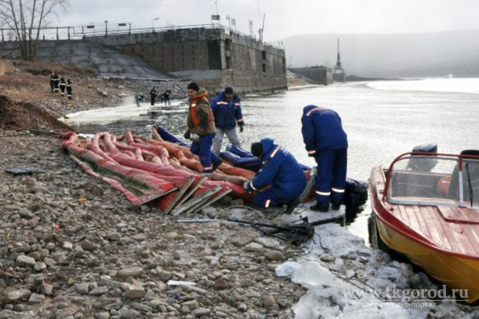 Нефтепродукты в реку Лена в Усть-Куте вынесли грунтовые воды