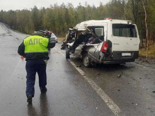 В Шелеховском районе водитель микроавтобуса погиб в столкновении с автопоездом