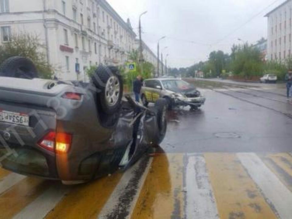 В ДТП в Ангарске иномарка перевернулась на крышу. Пострадали двое