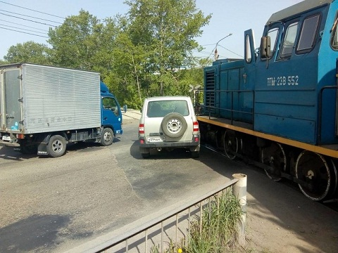 «УАЗ Патриот» и поезд столкнулись в Ленинском районе Иркутска