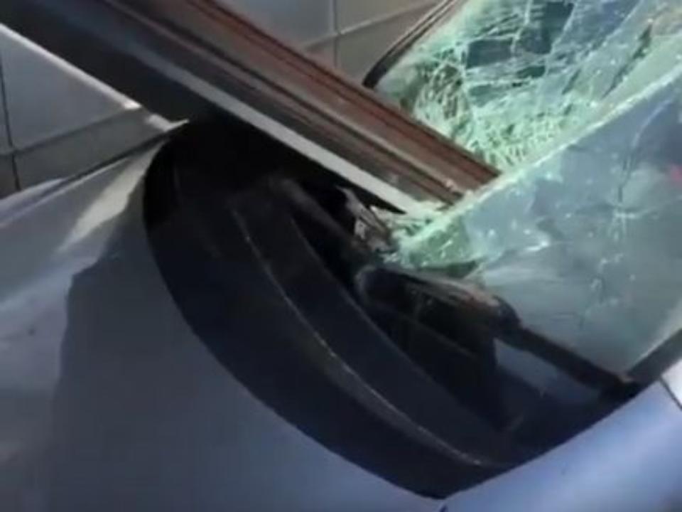 В Иркутске профлист упал с крыши на автомобиль