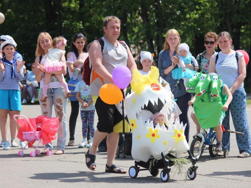 При поддержке депутата Думы Иркутска более 50 семей приняли участие в "Параде колясок"