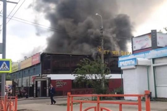 Крупный пожар в Иркутске: вспыхнуло кафе «Соломон». Видео