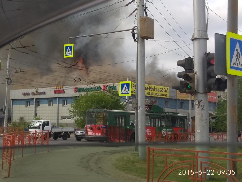 В иркутском микрорайоне Первомайский горит здание кафе Solomon