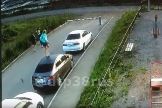 В Иркутске подростки прыгали по крышам припаркованных машин. Видео