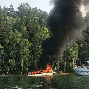 Очевидцы спасли семью с горящей лодки в Ершовском заливе в Иркутске