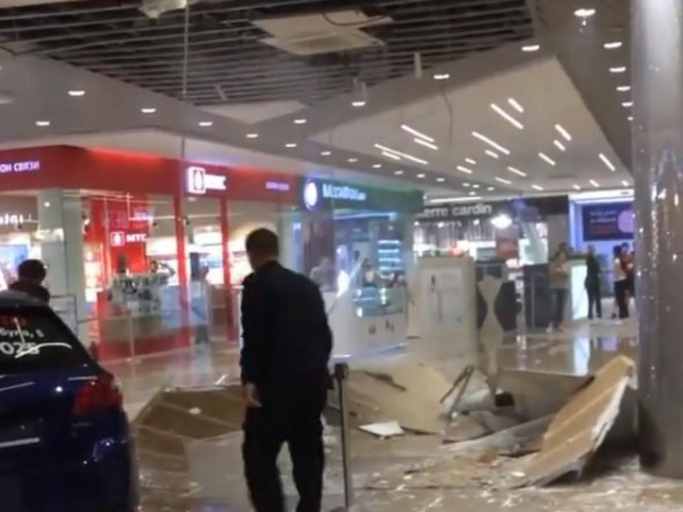 Потолок торгового центра "Сильвермолл" обрушился из-за проливного дождя