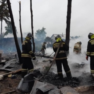 В Усольском районе пожар уничтожил пять дач в садоводстве «Здоровье»