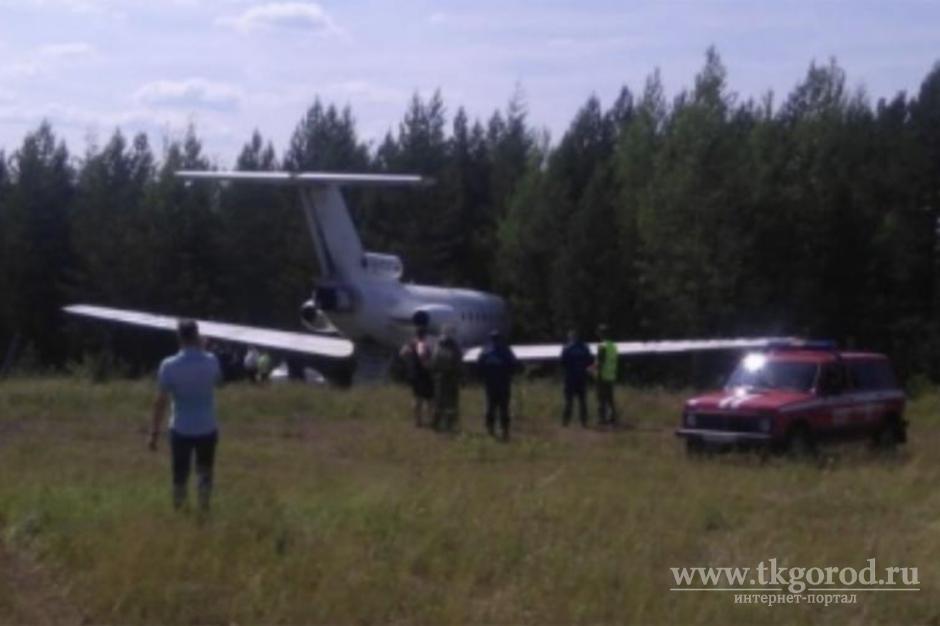 Самолет авиакомпании «АэроБратск» выкатился за пределы взлетно-посадочной полосы