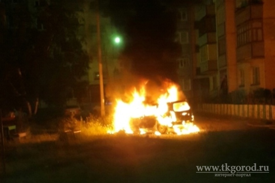 В одном из дворов Братска дотла сгорел автомобиль