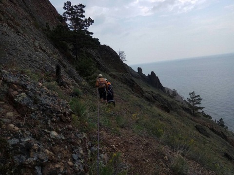 Кемеровский турист 17 часов просидел на дереве у обрыва байкальской скалы
