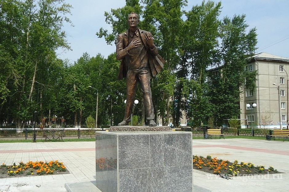 В Зиме сегодня открыли памятник поэту Евгению Евтушенко