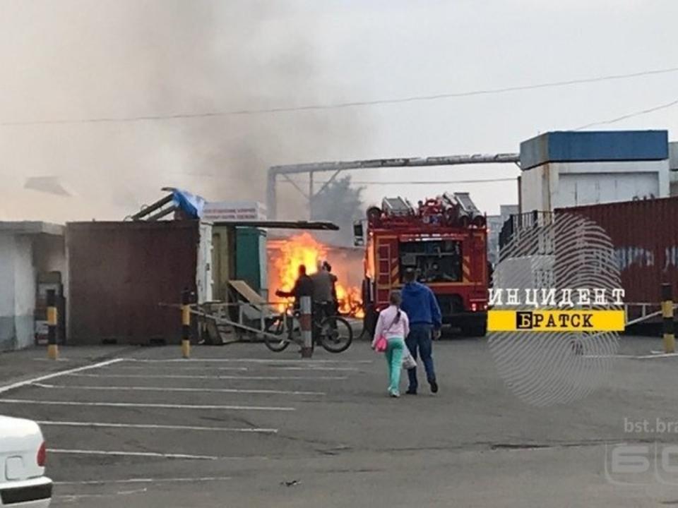 На центральном рынке Братска сгорели торговые павильоны