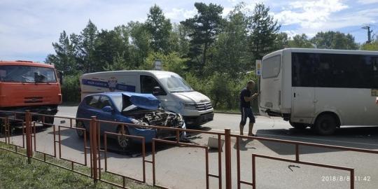 В Шелехове КАМАЗ столкнулся с четырьмя автомобилями