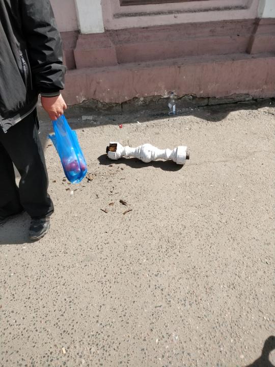 В Иркутске опора перил с крыши пробила голову женщине
