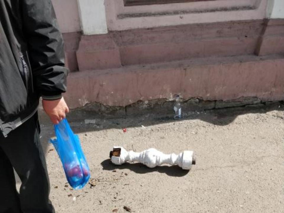 В Иркутске женщина попала в реанимацию после того как на неё с крыши упала деревянная опора перил