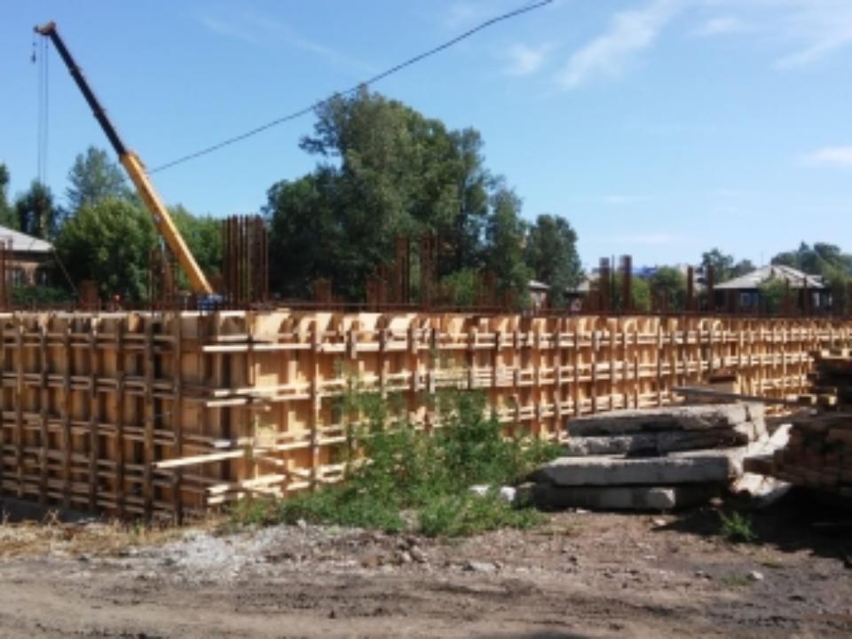 Для возведения школы в иркутском микрорайоне Лесной забили 833 сваи и бетонируют фундамент