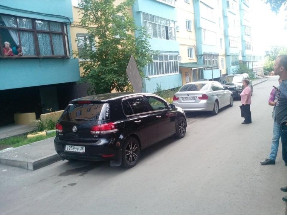 Иркутские коммунальщики об инциденте на Трудовой: Лист шифера рухнул на иномарку по вине ее владельца